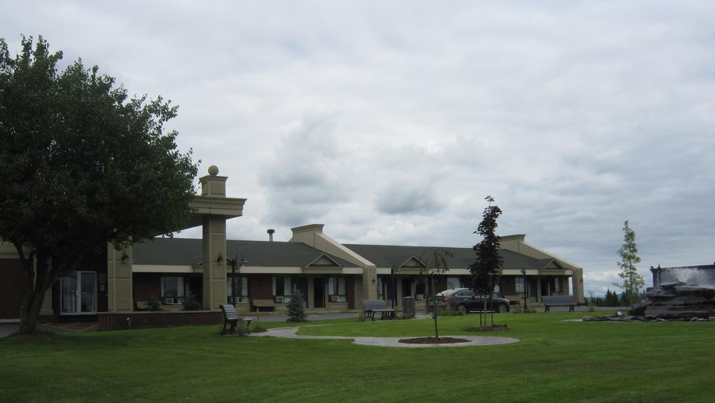 Hotel Motel Le Quiet Lac-Mégantic Екстериор снимка