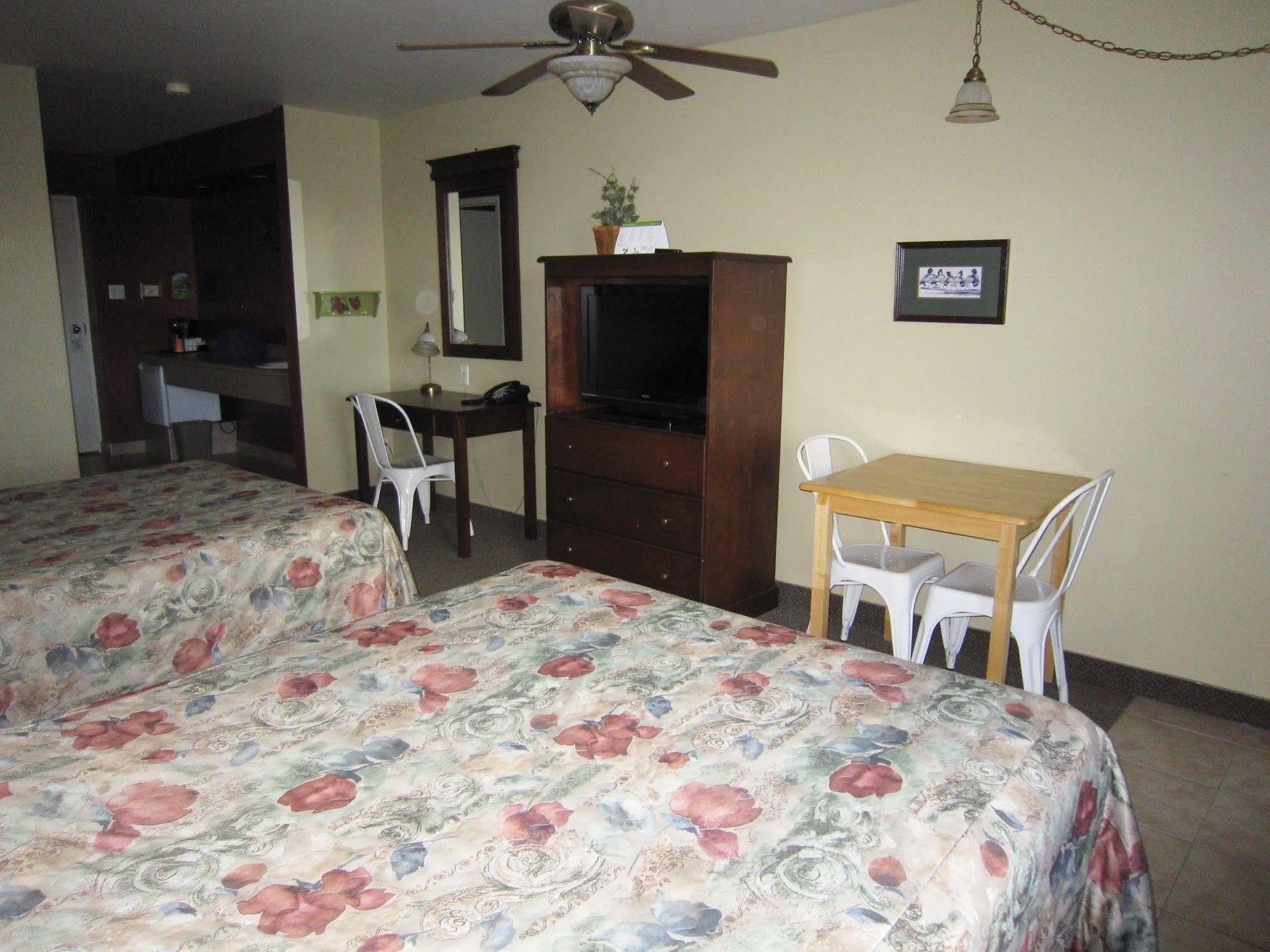 Hotel Motel Le Quiet Lac-Mégantic Екстериор снимка