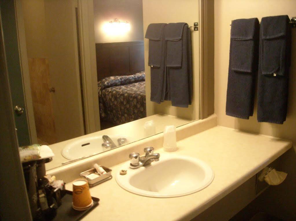Hotel Motel Le Quiet Lac-Mégantic Екстериор снимка